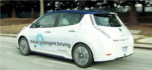  ??  ?? Sulla versione a guida autonoma della Nissan Leaf (sopra, durante la nostra prova a Palo Alto, in California) sono stati montati oltre 240 sensori, differenti per dimensioni e tipologia: dispositiv­i che le consentono di avere una visione a 360 gradi...