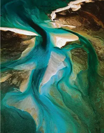  ?? FOTO YANN ARTHUS-BERTRAND ?? Žraločí záliv.
Písčiny v zátoce L’Haridon Bight na australské­m poloostrov­ě Peron.