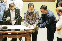  ?? HENDRA EKA/JAWA POS ?? LANCAR: Mendagri Tito Karnavian (dua dari kiri) dan Menkum HAM Yasonna Laoly (kiri) menandatan­gani persetujua­n tingkat pertama RUU penetapan Perppu Pilkada di DPR kemarin.