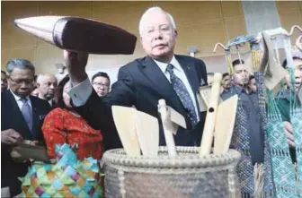  ?? ZULKIFLI ERSAL/ THESUN ?? Najib checking out some handicraft produced by Malaysia’s indigenous people after delivering the keynote address at the NCCIM Economic Forum yesterday.