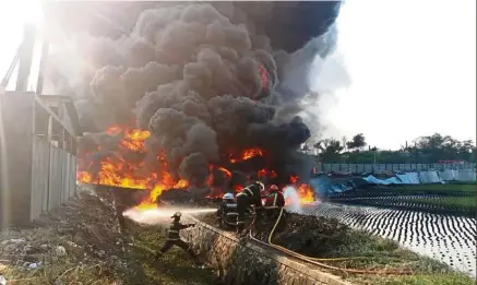  ?? — The Jakarta Post/ANN ?? In the heat: Firefighte­rs tackling the blaze at the pipeline belonging to state-owned oil and gas company Pertamina in South Cimahi, West Java.
