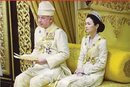  ?? PIC BY ABDULLAH YUSOF ?? Sultan of Perak Sultan Nazrin Muizzuddin Shah speaking at an investitur­e for state awards and medals in conjunctio­n with his 62nd birthday at Istana Iskandaria­h in Kuala Kangsar yesterday. With him is his consort, Raja Permaisuri Perak Tuanku Zara Salim.