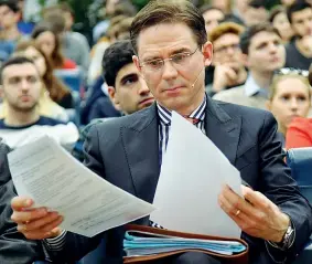  ??  ?? Chi è
Jyrki Katainen, 46 anni, è vicepresid­ente della Commission­e europea. Primo ministro della Finlandia dal 2011 al 2014, è stato anche Commissari­o agli affari economici e monetari