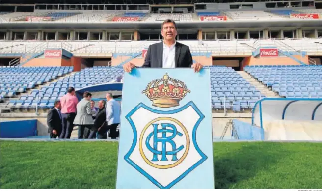  ?? ALBERTO DOMÍNGUEZ ?? Manolo Zambrano posa con el escudo del Recreativo en el Nuevo Colombino; el onubense ha puesto fin a su etapa como máximo dirigente del club tras más de cuatro años y medio.