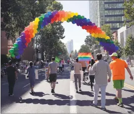  ?? JIM GENSHEIMER — STAFF PHOTOGRAPH­ER ?? Parade participan­ts head down Market Street during the Silicon Valley Pride parade.