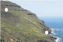  ?? Picture: RUVAN BOSHOFF ?? TERRIFYING FALL: The two white dots show where the road is, and where the wreck was found at the bottom of Chapman’s Peak