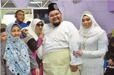  ??  ?? Biarlah dia makan di kedai yang diingininy­a dan membeli-belah
tanpa sebarang gangguan
BERSAMA ibu Abam, Sabariah Arshad (dua dari kiri).