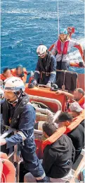  ??  ?? Bianca Blei (hinten) auf einem der Rettungsbo­ote, das die insgesamt 58 Geretteten an Bord eines Schiffs der maltesisch­en Küstenwach­e brachte.