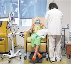  ?? Las Vegas Review-Journal @rookie__rae ?? Rachel Aston
Betty Romero, a registered nurse, preps Judy Robinson for an infusion of the newly approved Alzheimer’s drug aducanumab on June 22 at the Lou Ruvo Center for Brain Health in Las Vegas.