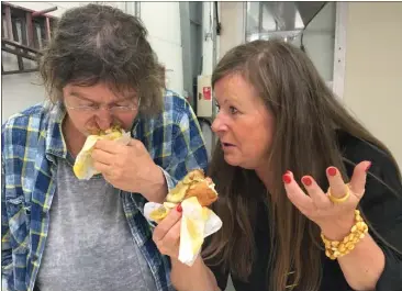 MADSENS KVINDER IKRIG OM PØLSEVOGN - PressReader