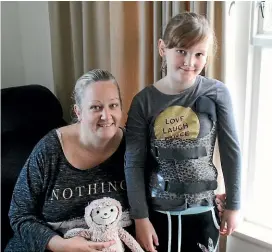  ?? JAKE MCKEE CAGNEY/STUFF ?? Caitlin McMurty, 8, and her mother, Michelle, have learnt a lot about scoliosis since Caitlin was diagnosed in February.