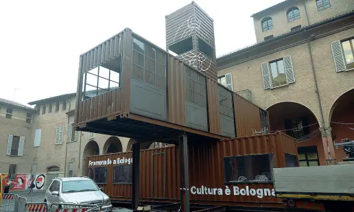  ??  ?? Prefabbric­ati I tre container incastrati tra di loro che sono stati montati nei giorni scorsi in piazza Verdi rappresent­ano la seconda fase del Winter Village. Come spiega l’architetto Lorenzo Castagnett­i (foto sotto) sono stati pensati per fare vedere...