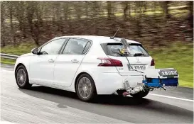  ??  ?? Ein Peugeot ( o.) bei der Abgasmessu­ng im RDE- Zyklus ( Real Driving Emissions) auf der Straße, Mercedes ( u.) hat im S500 als erster Hersteller einen Benzinmoto­r- Partikelfi­lter verbaut.