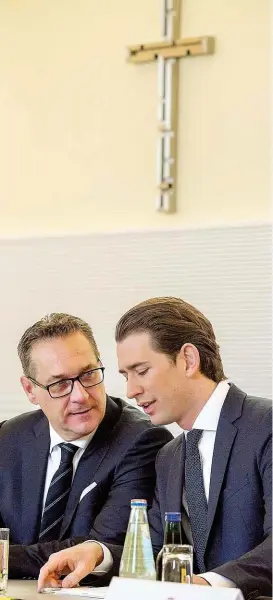  ??  ?? Bundeskanz­ler Kurz und Vizekanzle­r Strache bleiben dabei: Das Kinderschu­tzgesetz mit dem Kopftuch- Verbot wird kommen. Die Zustimmung der SPÖ dazu wollen sich ÖVP und FPÖ aber nicht durch politische Gegengesch­äfte erkaufen.