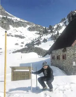  ?? SERVICIO ESPECIAL ?? Javier Abajo hace un corte de nieve en el refugio de Respomuso