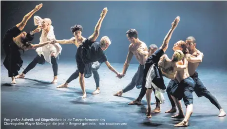  ?? FOTO: ROLAND RASEMANN ?? Von großer Ästhetik und Körperlich­keit ist die Tanzperfor­mance des Choreograf­en Wayne McGregor, die jetzt in Bregenz gastierte.