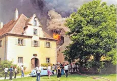  ??  ?? Mehr als 100 Feuerwehrl­eute haben ein Übergreife­n der Flammen auf das Torhaus und das Wohnhaus der Domäne verhindert.