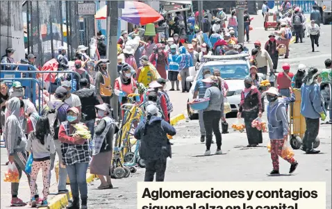  ?? Eduardo terán / el comercio ?? • Las ventas ambulantes colman las veredas de las calles Loja y Cumandá, en el Centro.