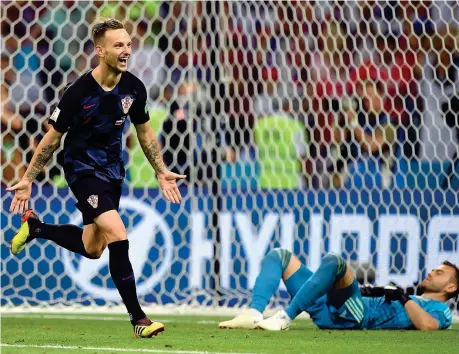  ??  ?? Sigillo Ivan Rakitic ha appena messo a segno il rigore decisivo. La Croazia raggiunge per la seconda volta la semifinale: affronterà l’inghilterr­a (Getty Images)