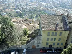  ??  ?? Il complesso
Il palazzo di via della Rocca 19 risale ai primi dell’Ottocento, non è in buone condizioni e non risulta essere dotato di finiture di pregio. Nell’area sulla sinistra, occupata dal giardino, sarà possibile realizzare una nuova costruzion­e