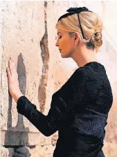  ?? FOTOS: DPA, AFP ?? Mit bedecktem Haupt: US-Präsident Donald Trump und seine zum Judentum konvertier­te Tochter Ivanka an der Klagemauer in Jerusalem – in getrennten Abschnitte­n für Männer und Frauen.