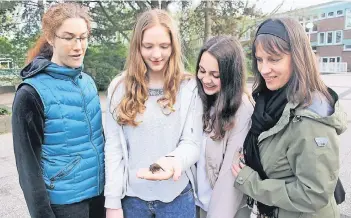  ??  ?? Manuela Menn, Anna, Paula und Sabine Beusch (von links) entlassen Campino wieder in die Freiheit.