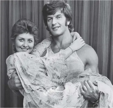  ??  ?? 0 Bodybuilde­r turned actor Dave Prowse sweeps Lulu off her feet in 1973
