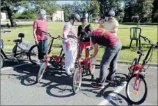  ??  ?? Moment important, préparatio­n des vélos adaptés à chacun