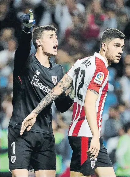  ?? FOTO: J. A. SIRVENT ?? Aportaron seguridad Kepa y Núñez realizaron un gran trabajo en el Bernabéu para lograr que el Real Madrid solo anotara un gol