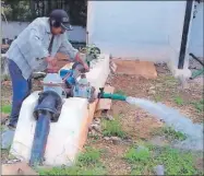  ??  ?? El Congreso del Estado desechó ayer una iniciativa para concesiona­r el agua potable en los municipios. En la foto, la bomba de Yaxhachén