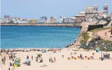 ?? FOTO: DPA ?? Hoch- und Strandkult­ur finden sich in Cádiz gleicherma­ßen.