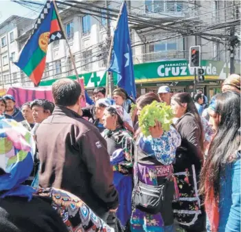  ??  ?? ► Las “ñañas” (abuelas) mapuches realizaron protestas en la ciudad.