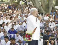  ??  ?? ‘Gira del Agradecimi­ento’. El tabasqueño arrancó ayer en Tepic, Nayarit, el recorrido por el País luego de su triunfo en las elecciones pasadas.