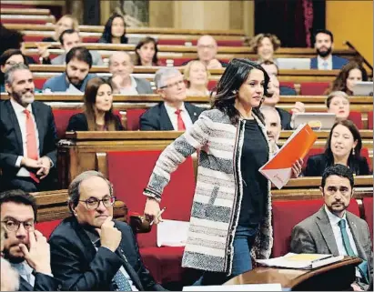  ?? ALBERTO ESTÉVEZ / EFE ?? La líder de la oposición, Inés Arrimadas, dirigiéndo­se hacia la tribuna ayer en el Parlament