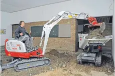  ?? FOTO: ROLAND RAY ?? Der Einbau neuer Fußböden wird vorbereite­t.