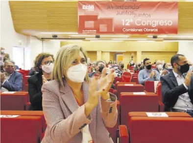  ?? A.J. GONZÁLEZ ?? Marina Borrego, secretaria provincial de CCOO, aplaude, ayer, al inicio del congreso del sindicato.