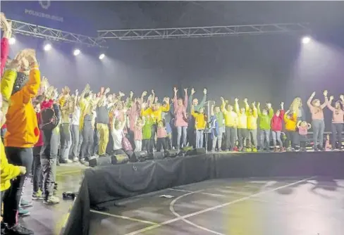  ?? Foto: Nafarroa Oinez ?? En el desfile participó alumnado de Andra Mari Ikastola junto con familiares y agentes de Sakana.