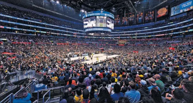  ?? ?? Una imagen panorámica del Crypto.com Arena, el pabellón de Los Ángeles, durante un partido de rivalidad local entre Lakers y Clippers.