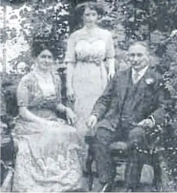  ?? ?? Frank Wilson with his wife Annie (nee Phillips) and her eldest daughter Ida, born in Sunderland.