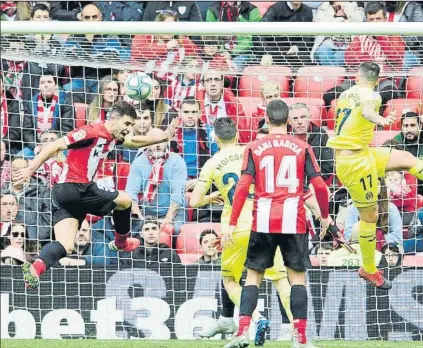  ?? FOTO: JUAN ECHEVERRÍA ?? Infranquea­ble
Yeray despeja de cabeza un balón peligroso en su propia área en el duelo de ayer en San Mamés