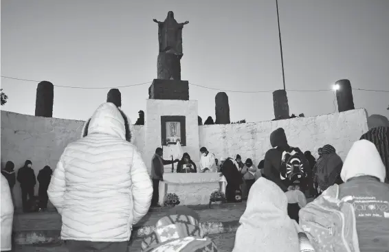  ?? /ARMANDO PEDROZA ?? A los pies
de Cristo Rey, los fieles católicos gritaron su nombre