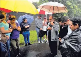  ?? MELISSA FERNÁNDEZ S. ?? El sacerdote Carlos Castillo rezó junto a varios vecinos.