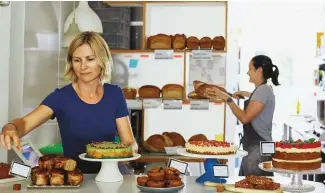  ??  ?? MODERN BAKER Torte dietetiche, brioches e pane bio in una dei luoghi dedicati alla cibo salutista di Oxford.