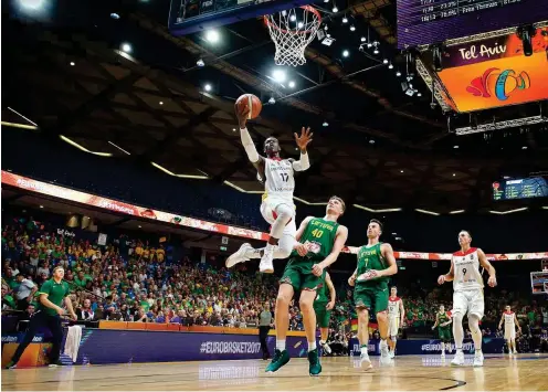  ?? Foto: imago/Camera 4 ?? Dennis Schröder (l.) hat sich als Star des deutschen Teams etabliert. Mit 23,6 Punkten im Schnitt ist er zweitbeste­r Scorer dieser EM.