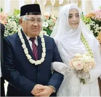  ?? KUA MLARAK FOR JAWA POS RADAR MADIUN ?? PENGANTIN BARU: Din Syamsuddin dan Rashda Diana setelah resmi menjadi suami istri di Pondok Modern Darussalam Gontor, Ponorogo, kemarin.