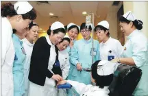  ?? PROVIDED TO CHINA DAILY ?? Yang Yan (fourth from left) shares knowledge with other nurses at Shanghai Renji Hospital. More than 100 members of Yang’s team went to Hubei to treat COVID-19 patients in February.