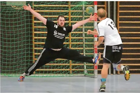  ?? FOTO: KLOS ?? Sebastian Regitz (rechts) war auch in der aktuellen Saison treffsiche­r. Mit der HSG Ottweiler/Steinbach kehrt er nun in die Saarlandli­ga zurück.