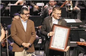  ??  ?? Entrega. Durante el festejo Natanael Espinoza recibió reconocimi­ento por su labor al frente de la Filarmónic­a.