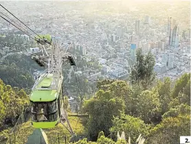  ?? ?? 2. Rumbo a la cima.
Al cerro Monserrate se puede subir en teleférico y funicular para obtener vistas panorámica­s de la ciudad.