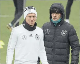  ?? FOTO: AP ?? Toni Kroos y el selecciona­dor Joachim Löw Alemania entrenó ayer por primeta vez